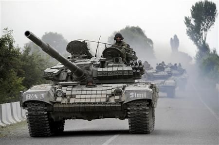 Gruzínský tank se pohybuje po silnici nedaleko Cchinvali, které se nachází 100 kilometrů od gruzínského hlavního města Tbilisi | Foto: Reuters