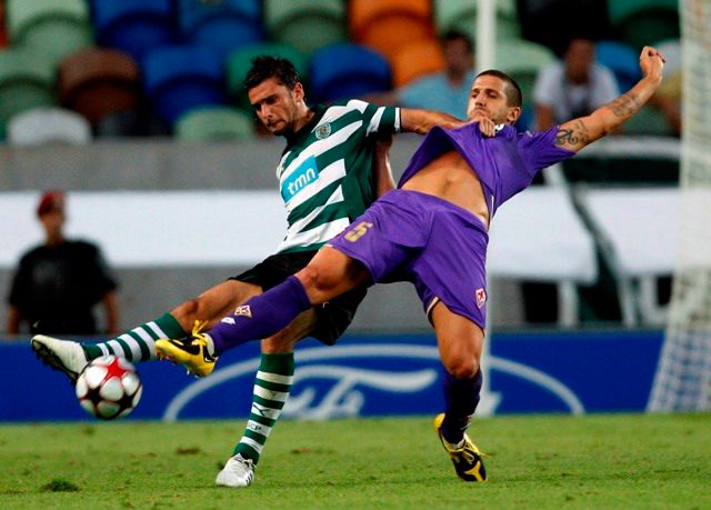 Postiga ze Sportingu v souboji s fiorentinským Gamberinim. | Foto: Reuters