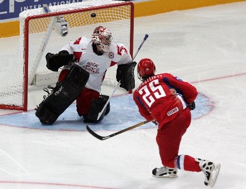 Rus Pjotr Ščastlivyj skóruje v úvodním zápase světového šampionátu proti dánskému brankáři Peteru Hirschovi. | Foto: Reuters