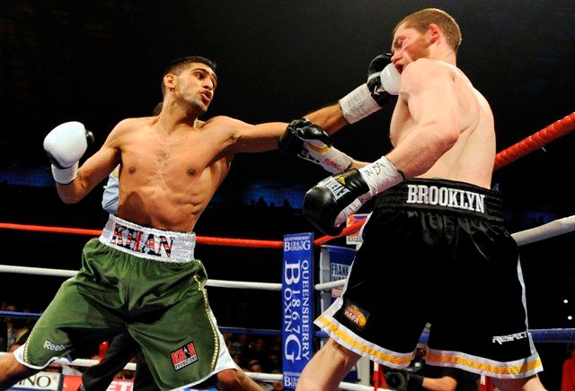 Amir Khan trefuje Dmitrije Salitu. | Foto: Reuters