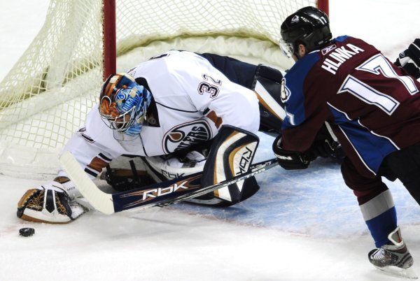 Tento pokus coloradského útočníka Jaroslava Hlinky edmontonský brankář Mathieu Garon kryl. Po 18 vteřinách druhé třetiny však kapituloval. | Foto: Reuters