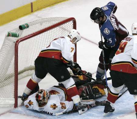 Útočník Colorada Avalanche Andrew Brunette překonává gólmana Calgary Flames Jamie McLennanana. | Foto: Reuters