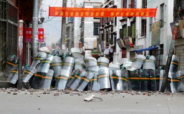 Přestože Čína uzavřela tři největší kláštery v tibetském hlavním městě Lhase, největší protesty mnichů za posledních 20 let pokračují. | Foto: Reuters