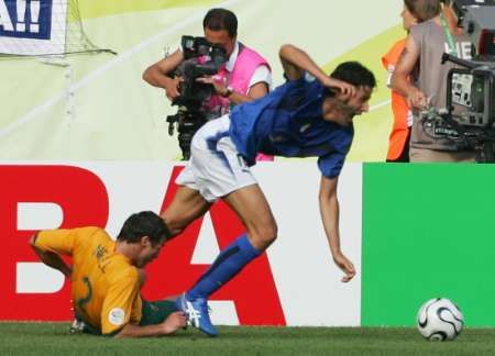 Ital Fabio Grosso (v modrém) padáv pokutovém území přes Lucase Neilla z Austrálie. | Foto: Reuters