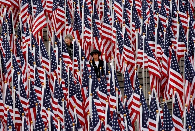 Dnes mají být Američané jednotni. Vlajky u Pentagonu | Foto: Reuters