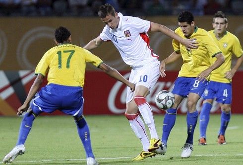 Tomáš Pekhart bojuje o míč s Brazilcem Souzou | Foto: Sport