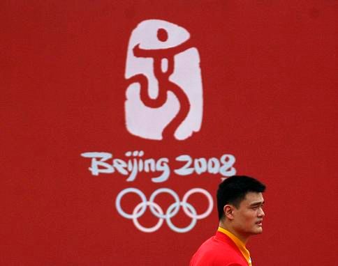 Yao Ming se zúčastnil slavnostního otevření olympijské vesničky, kde má být ubytováno 16 tisíc sportovců a jejich doprovodu | Foto: Reuters