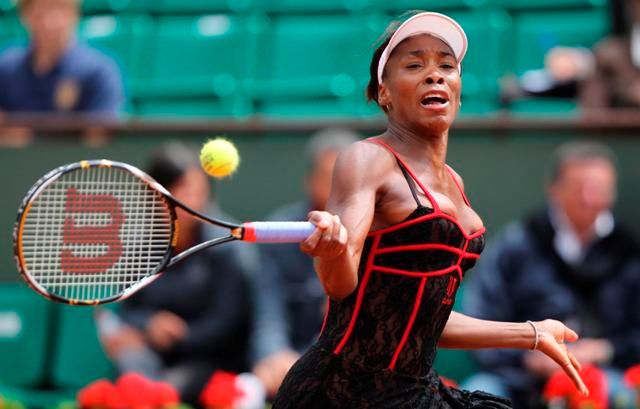 Venus Williamsová na French Open zaskočila svým oděvem. | Foto: Reuters