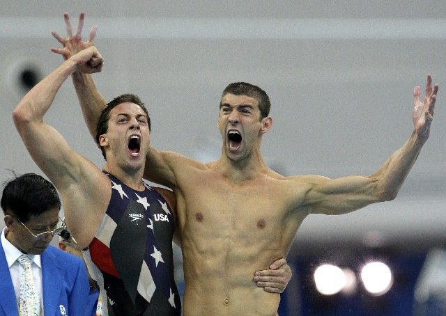 Američtí plavci Michael Phelps a Garrett Weber-Gale (vlevo) se radují ze zlaté olympijské medaile ze štafety na 4x100 metrů volným způsobem. | Foto: Reuters