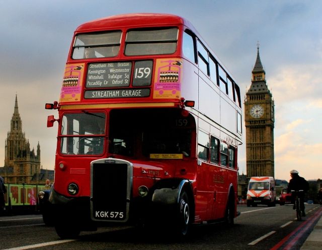 Půl století jezdili lidé v Londýně červenými dvoupatrovými autobusy Routemaster. Včera tyto autobusy absolvovaly svou poslední jízdu na pravidelných linkách. Vytlačily je modernější stroje. | Foto: Reuters