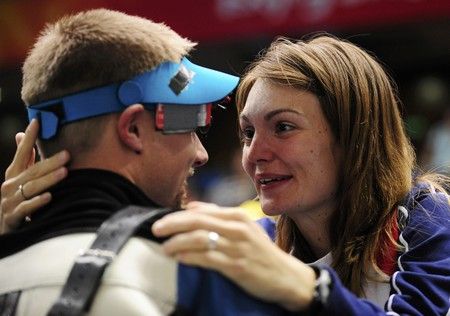 Tentokrát si role vyměnili. Matthew vystřílel medaili, Kateřina gratuluje. | Foto: Reuters