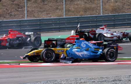 Giancarlo Fisichella se se svým Renaultem ocitl krátce po startu GP Turecka v protisměru. | Foto: Reuters