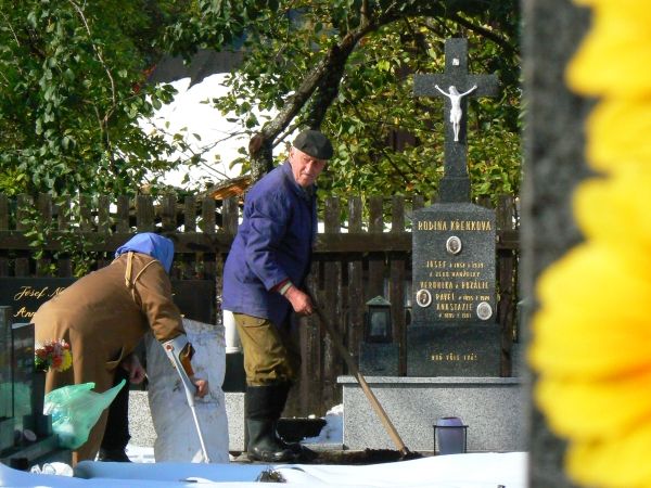 Lidé proto pěkného počasí využili, aby upravili hroby před blížícími se Dušičkami. Jako tady na hřbitově ve Velkých Karlovicích. | Foto: Karel Toman