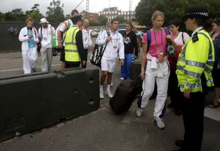 Bezpečnostní opatření komplikují život ve Wimbledonu i hráčům. | Foto: Reuters