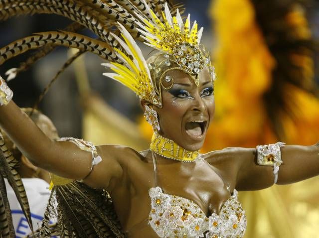 Ulice brazilského Sao Paula brázdí karnevalová paráda. | Foto: Reuters