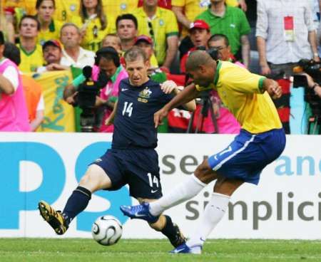 Brazilec Adriano (ve žlutém) dává gól do sítě Austrálie. Nezabránil mu v tom ani Scott Chipperfield. | Foto: Reuters