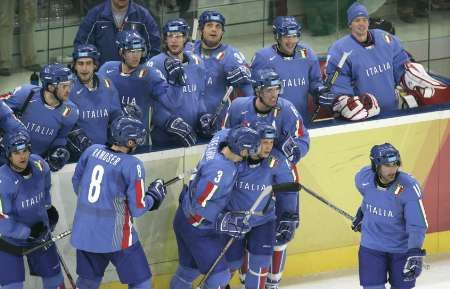 I když Italové prohráli svůj první olympijský zápas s Kanadou 2:7, oba své góly dokázali náležitě oslavit. | Foto: Reuters