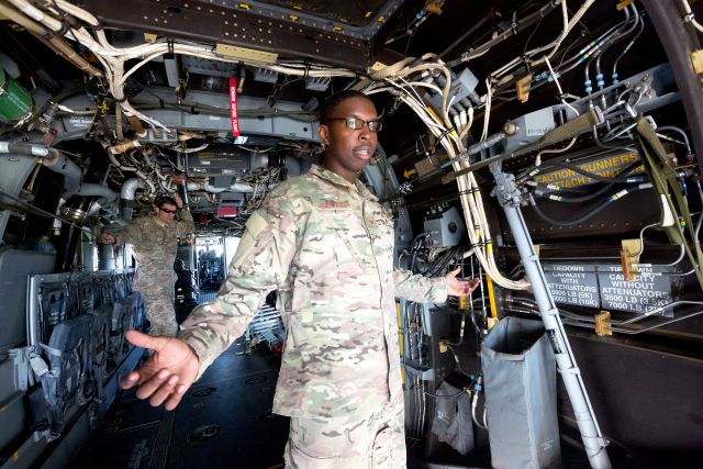 Americký konvertoplán CV-22B Osprey 19. září přistál na letišti v Mošnově na Novojičínsku. Letoun kombinuje vlastnosti vrtulníku a dopravního letadla. | Foto: ČTK