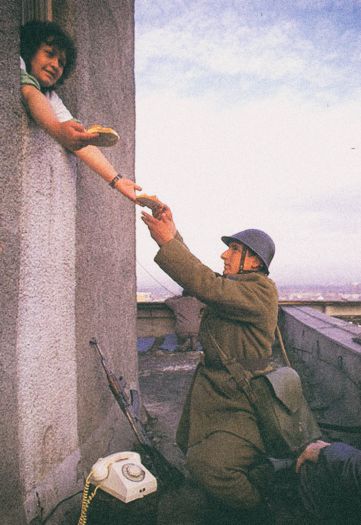 V Rumunsku trvala základní vojenská služba jen šestnáct měsíců. Armáda měla kvůli ekonomické krizi nízký rozpočet, zároveň se potýkala s kritickým nedostatkem paliv a náhradních dílů. | Foto: Youtube.com