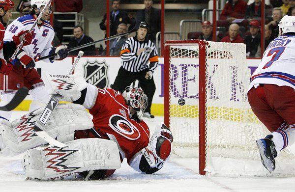 Jaromír Jágr (vlevo v bílém) přihrává na gól Brandonu Dubinskymu. | Foto: Reuters