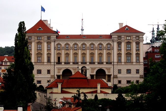 Černínský palác na Hradčanech, zde George Bush navštíví konferenci o lidských právech a setká se s Václavem Havlem. | Foto: Ludvík Hradilek