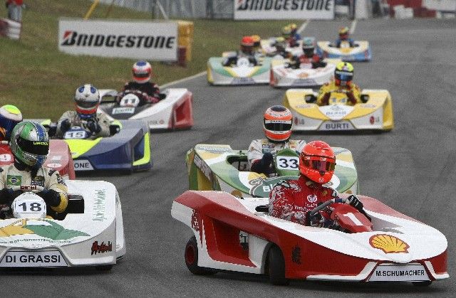 Bývalý pilot formule 1 Michael Schumacher (vpředu vpravo) si jede pro vítězství v motokárovém závodě International Challenge of Go-Kart Champs ve Florianopolisu. | Foto: Reuters