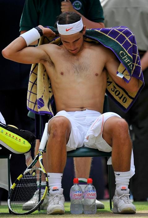 Rafael Nadal musel vyměnit tričko | Foto: Sport