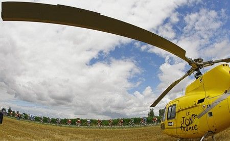 Organizační tým Tour de France disponuje také helikoptérou. | Foto: Reuters