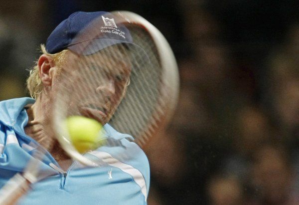 Na některé míčky dosahuje Boris Becker doslova jen s vyplazeným jazykem. | Foto: Reuters