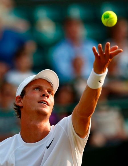 Tomáš Berdych podává proti Andymu Roddickovi | Foto: Reuters