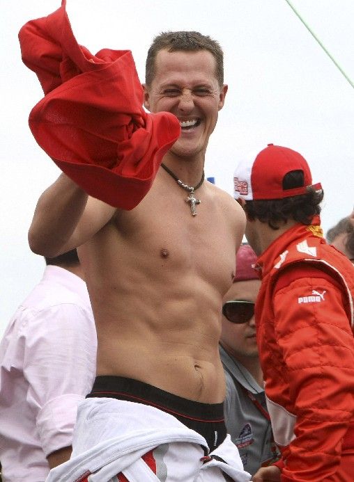 Bývalý pilot F1 Michael Schumacher se zdraví s fanoušky po vítězství na motokárovém závodě International Challenge of Go-Kart Champs v Brazílii. | Foto: Reuters