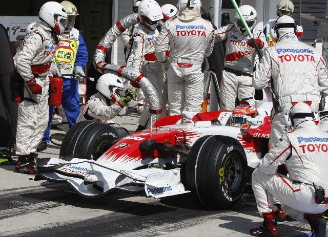 Mechanici Toyoty se museli v Maďarsku vypořádat s problémy při tankování. | Foto: Reuters