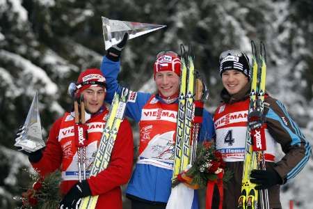 Lukáš Bauer na stupních vítězů s Petterem Northugem a Dariem Colognou | Foto: Reuters