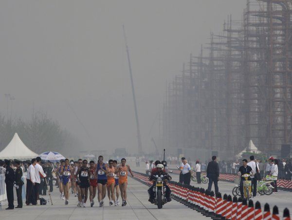 Šedá realita chodeckého závodu v ulicích Pekingu. Co všechno je mlha a co všechno smog? | Foto: Reuters