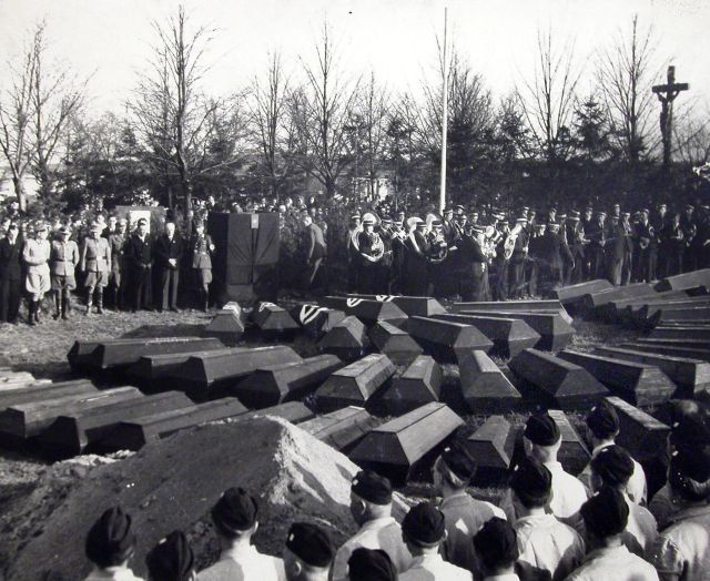 Pohřeb německých vojáků, kteří zemřeli v zasažených kasárnách. Zahynula jich asi stovka, ale to nikdo v Kralupech dnes přesně neví. Jejich ostatky putovaly do Německa, v Kralupech nezůstaly. | Foto: Archiv Městského muzea v Kralupech