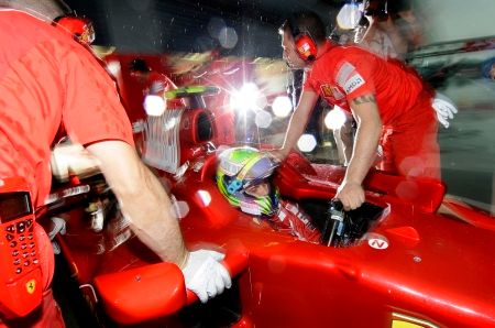 Brazilec Felipe Massa vjíždí do boxů při pátečním tréninku na Velkou cenu Itálie F1. | Foto: Reuters