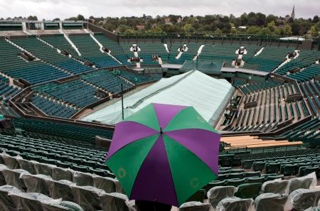 Bude Wimbledon deštivý? Přikrytý hlavní kurt. | Foto: Reuters