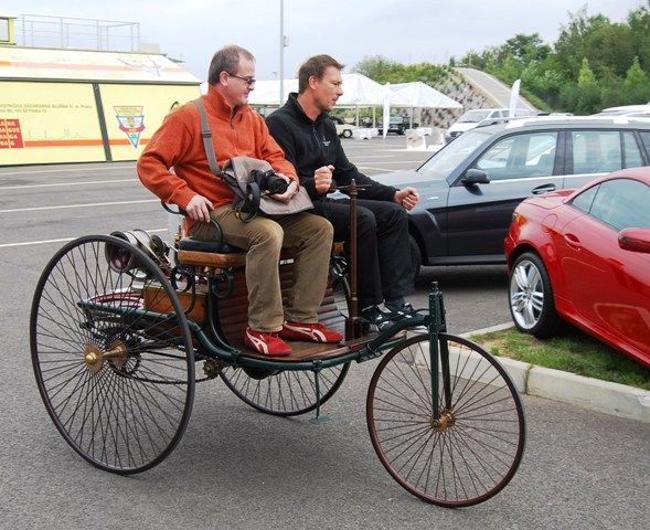 Tříkolka patentovaná v roce 1886 umí jet 16 km/hod | Foto: Radek Pecák