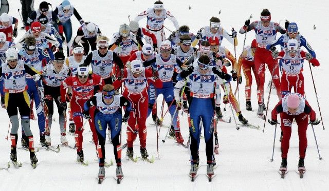 Závodnice při hromadném startu závodu na 30 km klasickou technikou na světovém šampionátu v Japonsku. | Foto: Reuters