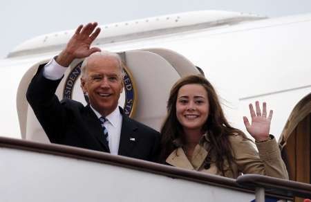 Joe Biden se svou vnučkou Naomi po příletu do Pekingu v srpnu 2011 | Foto: Reuters