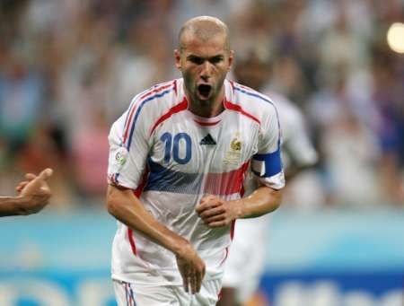 Francouz Zinedine Zidane se raduje z proměněné penalty v semifinále MS proti Portugalsku. | Foto: Reuters