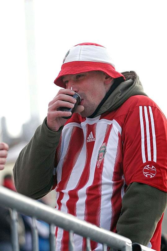 Fanoušci se na stadionu zahřívali všemi dostupnými prostředky. | Foto: Bohumil Červenka