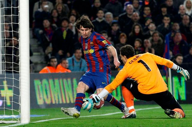 Lionel Messi střílí na branku Cesara. | Foto: Reuters