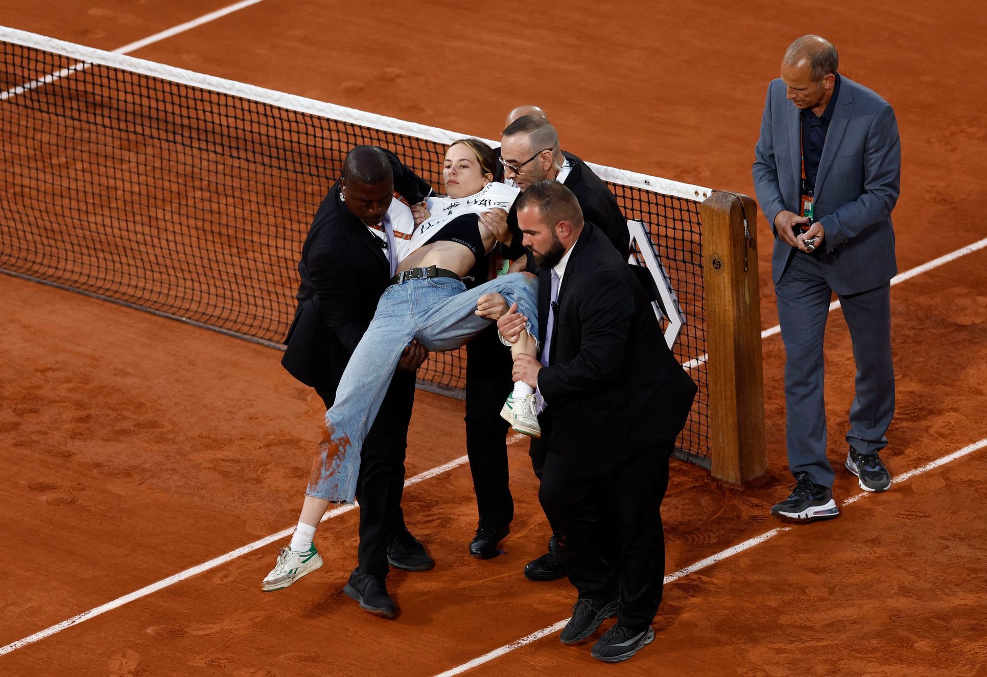 Nadal a déménagé, Zverev a abandonné sur blessure.  La deuxième demi-finale a été interrompue par un militant