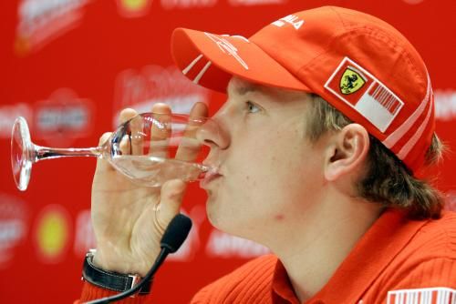 Letošní posila stáje Ferrari Kimi Räikkönen pije vodu na tiskové konferenci své stáje v italském zimní středisku Madonna Di Campiglio | Foto: Aktuálně.cz