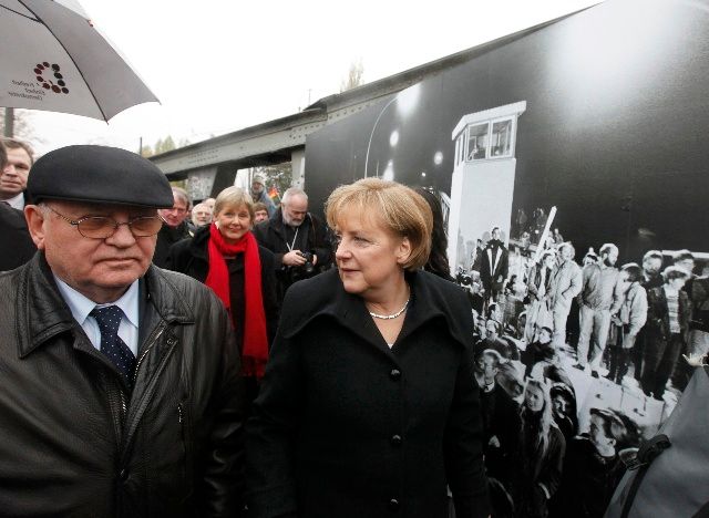 Merkelová a Gorbačov přecházejí přes most na Bornholmer Strasse. | Foto: Reuters