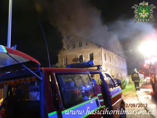 Požár vypukl v posledním patře dvoupatrového domu. | Foto: Hasiči Horní Maršov