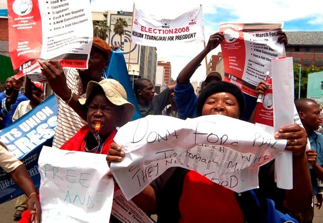 Protesty proti vládě Roberta Mugabeho | Foto: Reuters