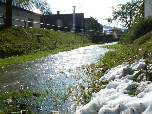 Řeka Bečva přikrmovaná rozvodněnými potoky jako tento v Hovězím se včera na splavech pěnila a nabírala zlověstně hnědou barvu. Zůstala ale v březích. | Foto: Karel Toman