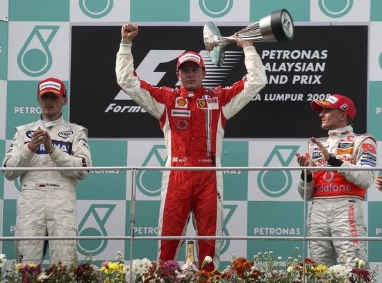 Stupně vítězů po Velké ceně Malajsie. 1. Räikkönen, 2. Kubica, 3. Kovalajnen. | Foto: Reuters